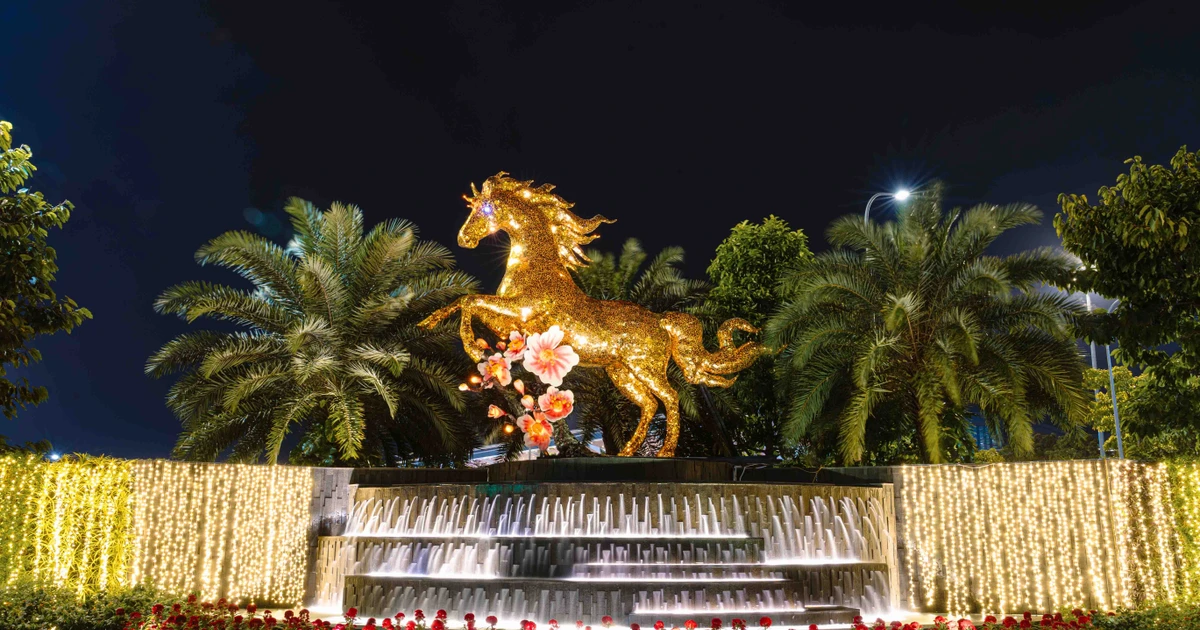 Linh vật Ngựa Vàng chào Xuân Bính Ngọ 2026 tại sân bay quốc tế Đà Nẵng hút du khách