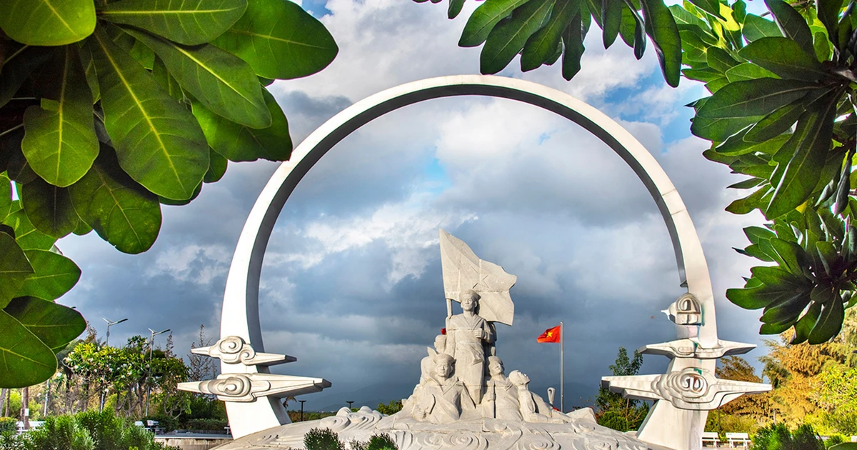 Bên tượng đài những anh hùng biển cả