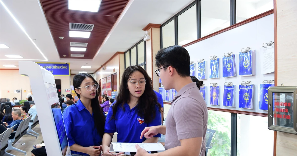 Nụ cười 'Gen Alpha' ở trung tâm hành chính công