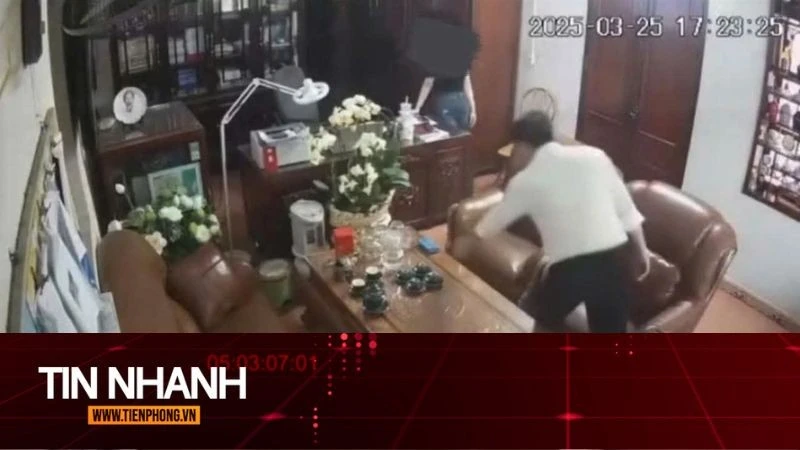 TIN NHANH: Người đàn ông thân mật với nhiều phụ nữ bị buộc thôi việc
