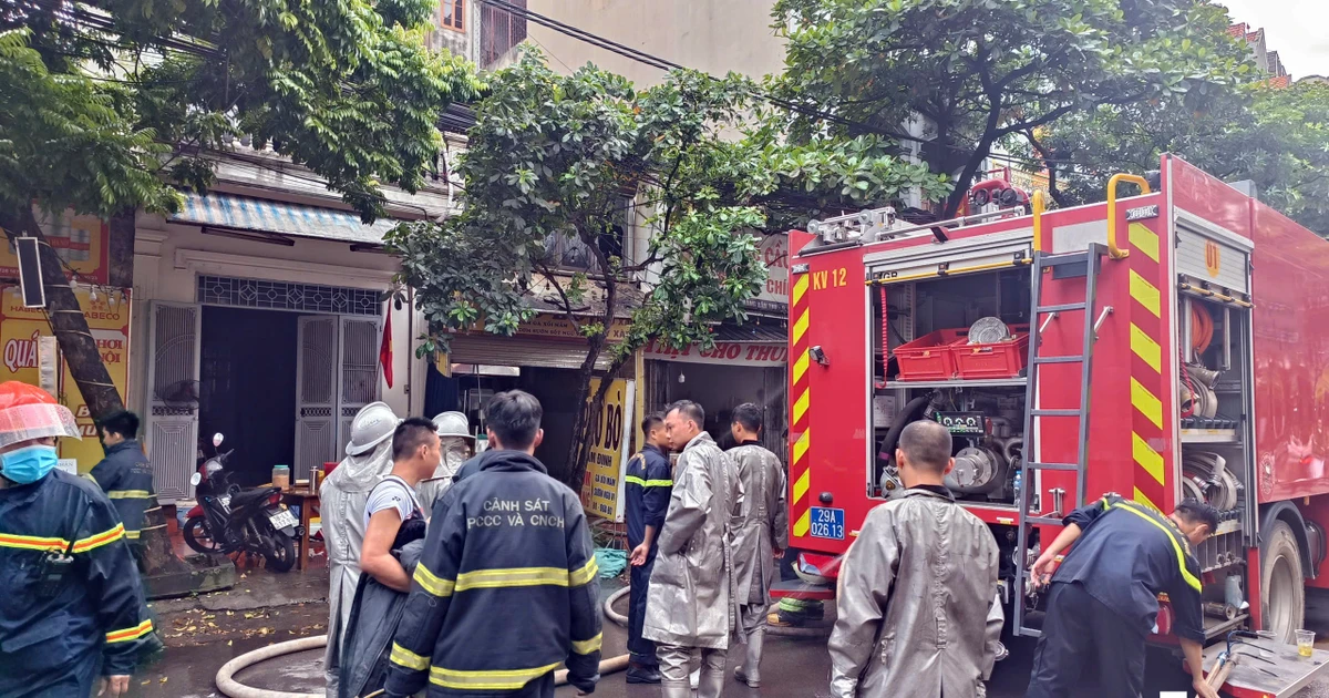 Quán cơm phở ở Hà Nội cháy ngùn ngụt, nhiều người hoảng hốt tháo chạy ra ngoài