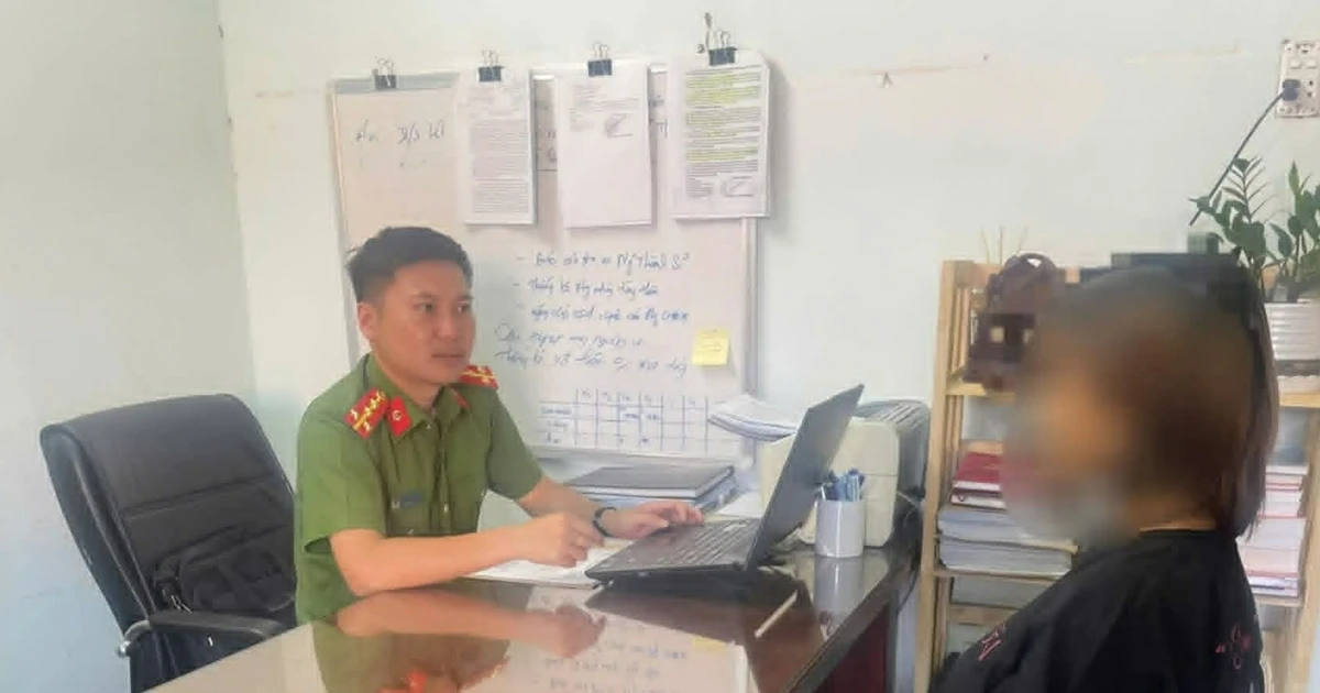 Nhét giấy vào miệng con mới sinh rồi giấu sau bồn cầu