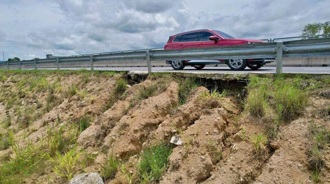 Khắc phục xói lở nguy hiểm trên cao tốc Vĩnh Hảo - Phan Thiết