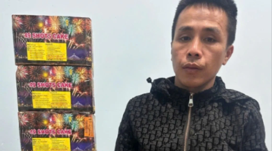 Đặt mua pháo lậu trên Facebook đem về giấu dưới gầm giường