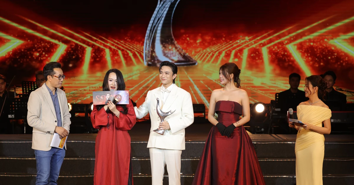 "Phú bà" fan SOOBIN đấu giá tiền tỷ "nhẹ tênh", hạ gục cả Hòa Minzy - Ngô Kiến Huy