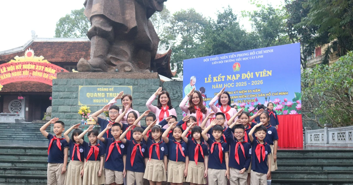 Hà Nội: Lễ kết nạp Đội viên đặc biệt của hơn 100 học sinh trường Tiểu học Cát Linh