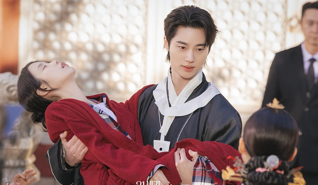 Perfect Crown: "Đại quân" Byeon Woo Seok run rẩy khi bế IU, sự thật là gì?