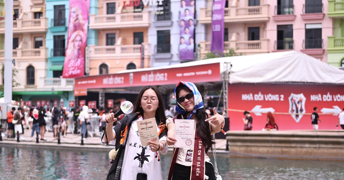 Gai Home Concert: Diện "đồ quẩy" đội mũ cử nhân, Gai Con mang gì đến "lễ tốt nghiệp"?