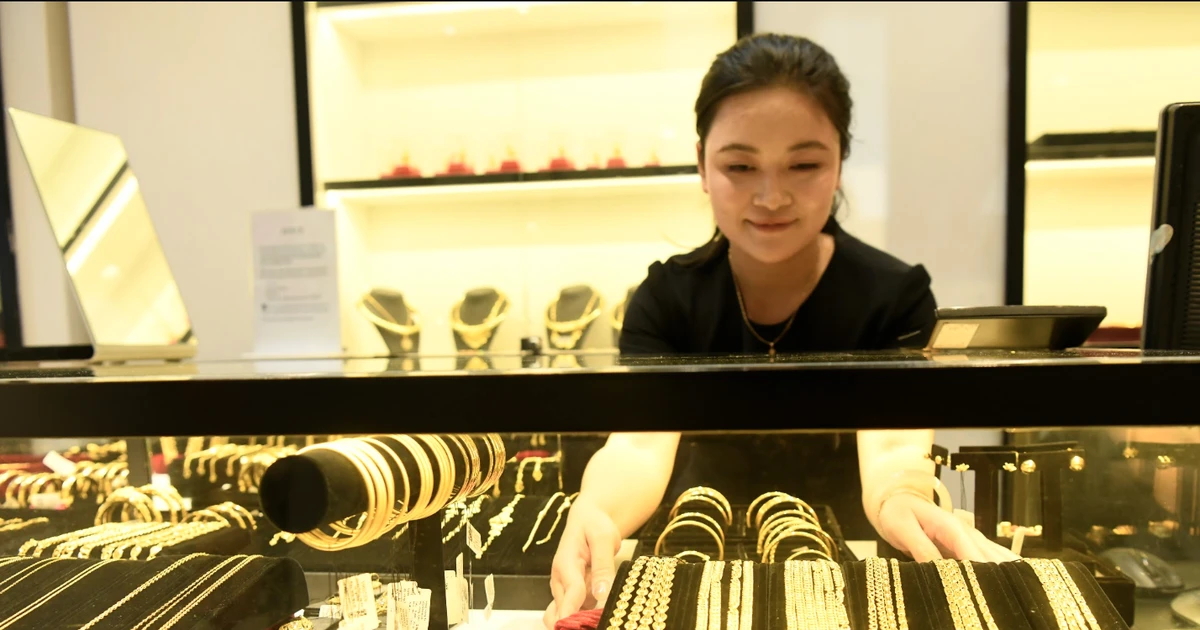 Giá vàng tiếp đà giảm, tỷ giá trung tâm lập đỉnh mới