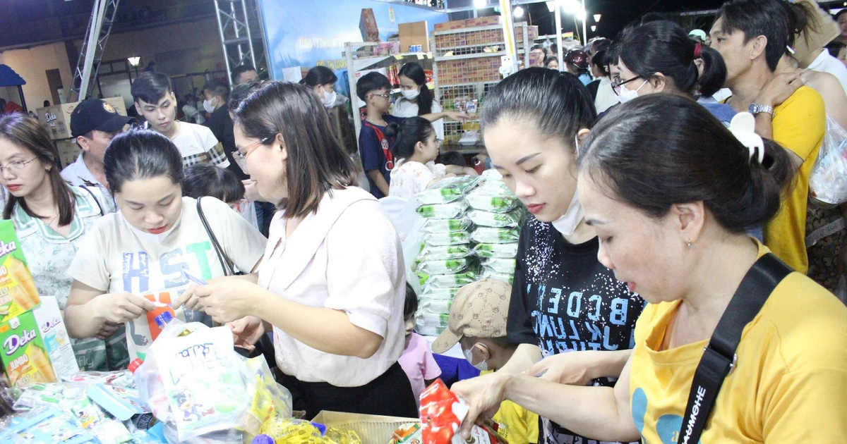 Đà Nẵng phát 20.000 phiếu mua hàng, trị giá 100.000 đồng/phiếu cho người lao động.