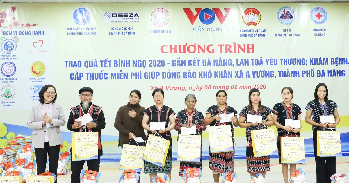 Trao 1.300 suất quà Tết cho người dân hai xã biên giới và công nhân có hoàn cảnh khó khăn