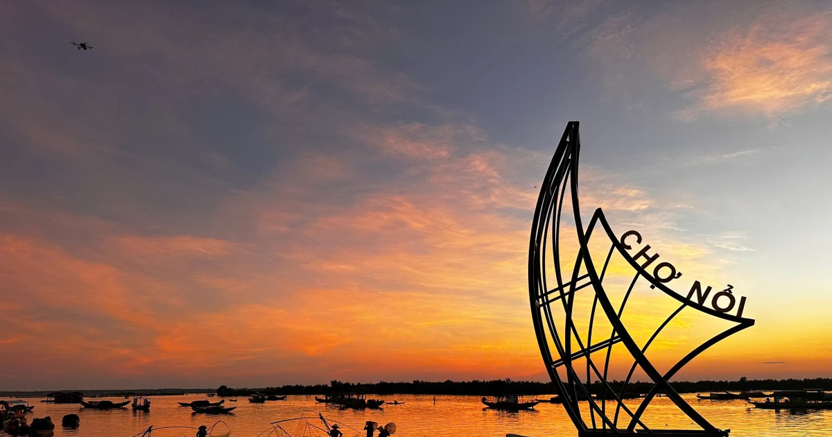 'Ban đêm kéo lưới, ban ngày làm tour' ở phá Tam Giang