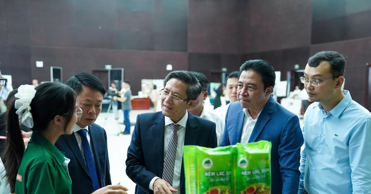 Lãnh đạo các bộ, ngành tham quan 'gian hàng xanh’ tại Đà Nẵng