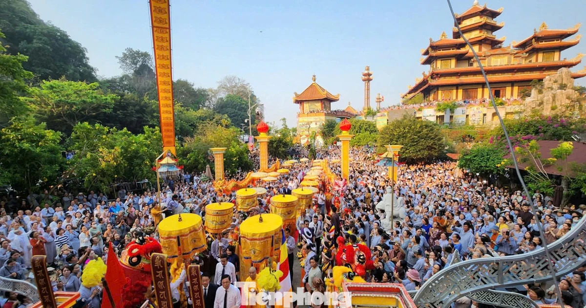 Hàng vạn tăng ni, phật tử đến Lễ hội Quán Thế Âm