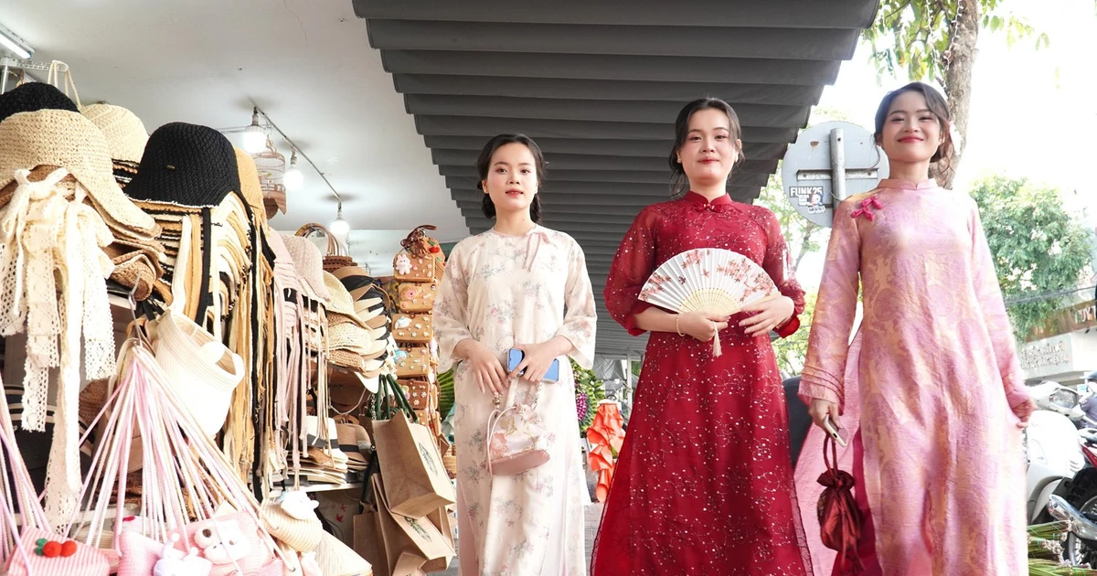 Giới trẻ Đà Nẵng tấp nập thuê váy áo diện Tết