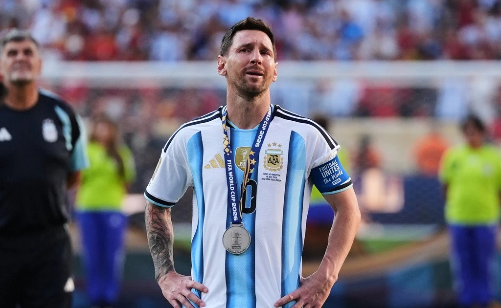 Messi né CĐV, vội rời sân bay khi trở lại Argentina
