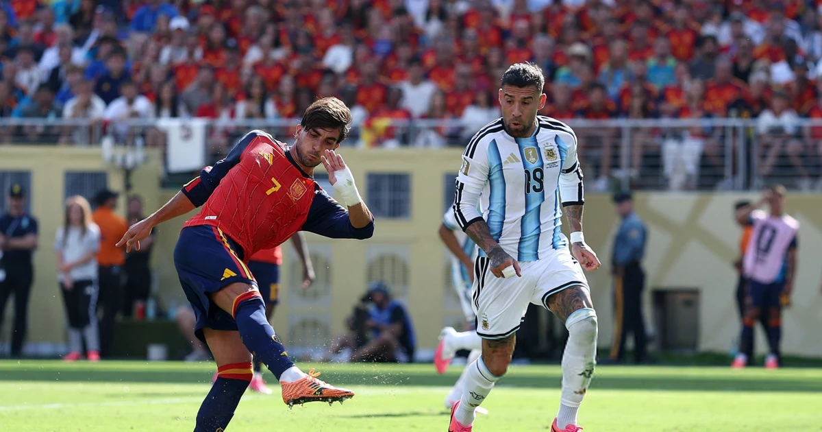 Truyền thông Argentina thừa nhận đội nhà sai lầm, ngả mũ thán phục Tây Ban Nha