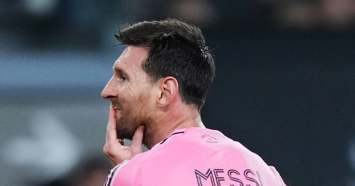 Messi trở lại sân cỏ sau nỗi đau mất bố