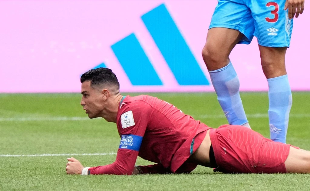 Ronaldo bị phàn nàn vì chơi trọn 90 phút, HLV Bồ Đào Nha nói gì?