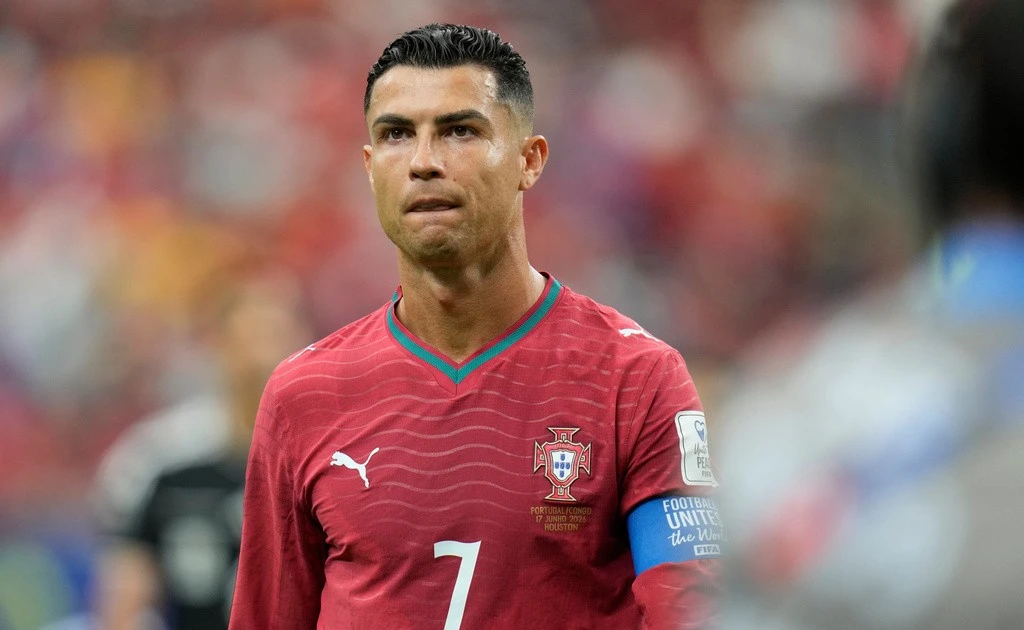 Tiền vệ CHDC Congo: 'Cristiano Ronaldo đã già rồi'