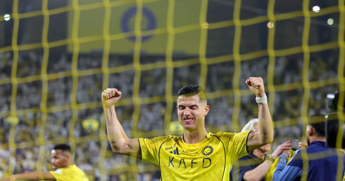 CĐV đối thủ mang cúp ra chế nhạo Ronaldo và cái kết