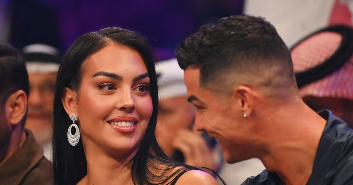 Hot trở lại bức ảnh 'sáng đi làm bằng xe buýt, chiều lên siêu xe' của vợ Ronaldo