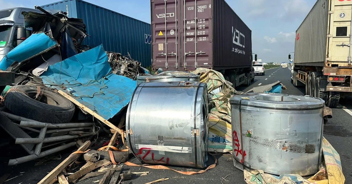 Va chạm giao thông trên quốc lộ 5, 3 cuộn thép đứt dây đè nát cabin xe đầu kéo