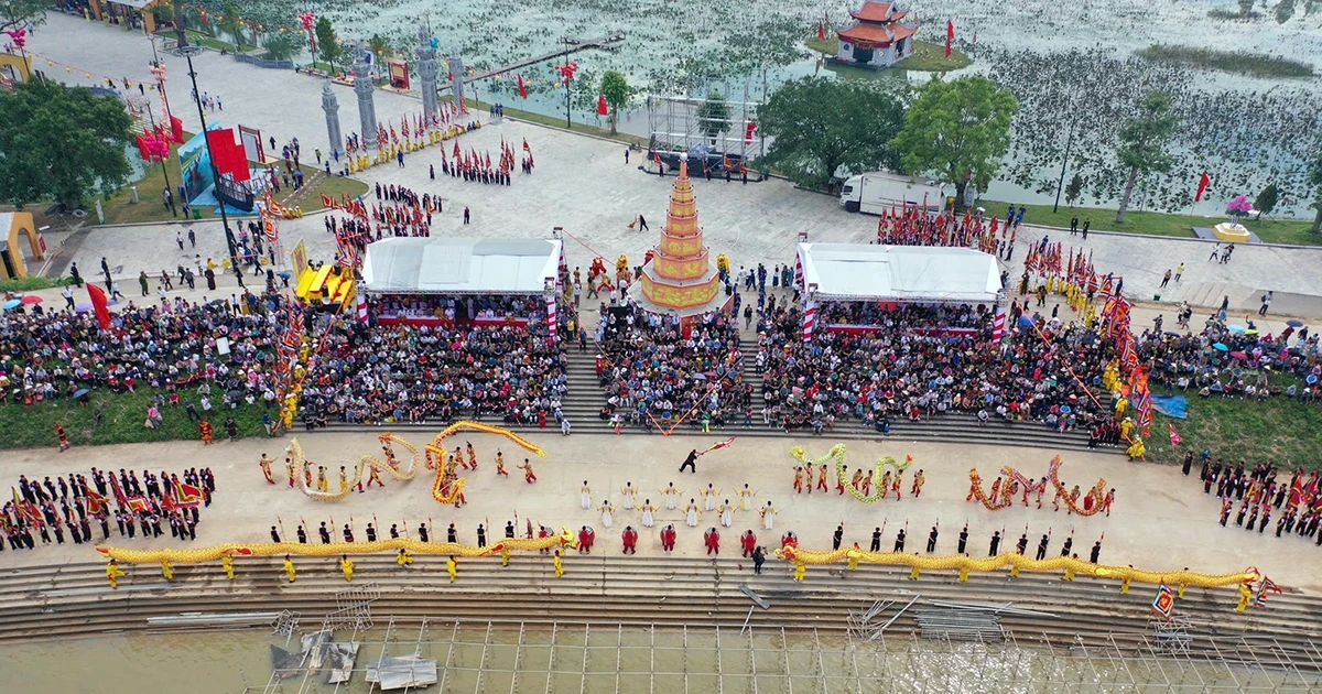 Hơn 5.000 người diễu hành, mô phỏng cuộc hội quân của Trần Hưng Đạo trên sông Lục Đầu