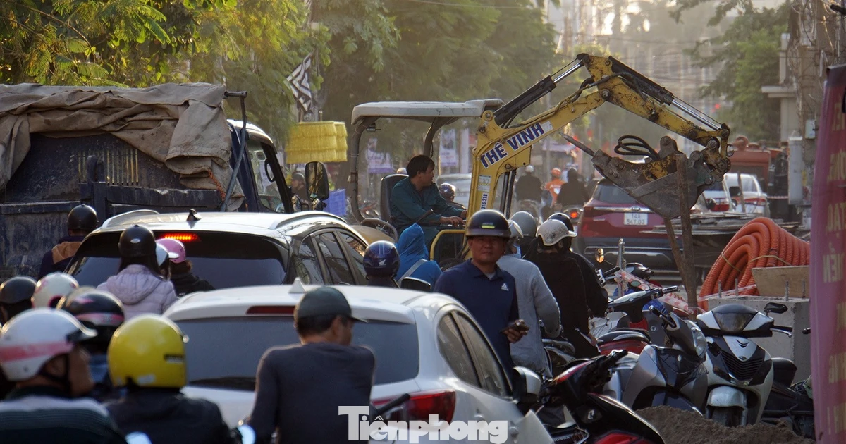 Thi công vỉa hè giờ cao điểm, phố trung tâm Hải Phòng ùn tắc kéo dài