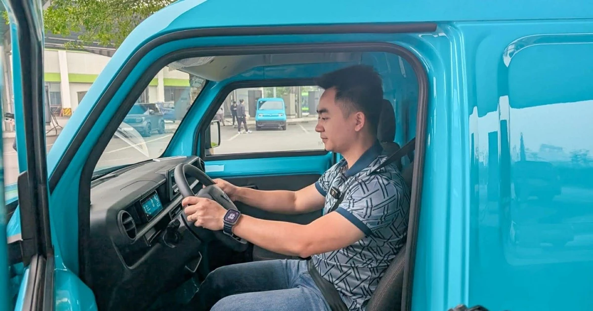 Lái thử VinFast EC Van, tài xế 'thích mê' vì xe gọn, thùng rộng, vào chợ dễ