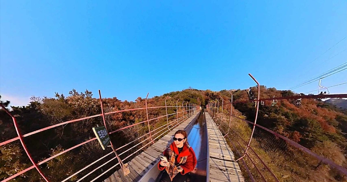 Khách Việt ghé Vạn Lý Trường Thành ngắm lá vàng lá đỏ, xuống núi bằng cách lạ