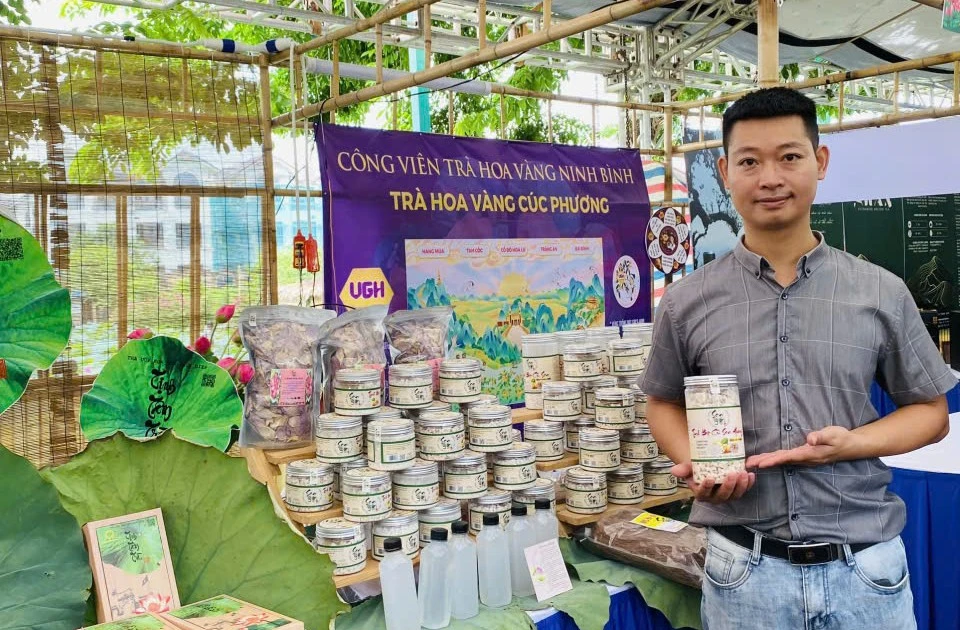 9X khởi nghiệp từ đồng ruộng quê hương, biến củ sen thành món phở độc đáo