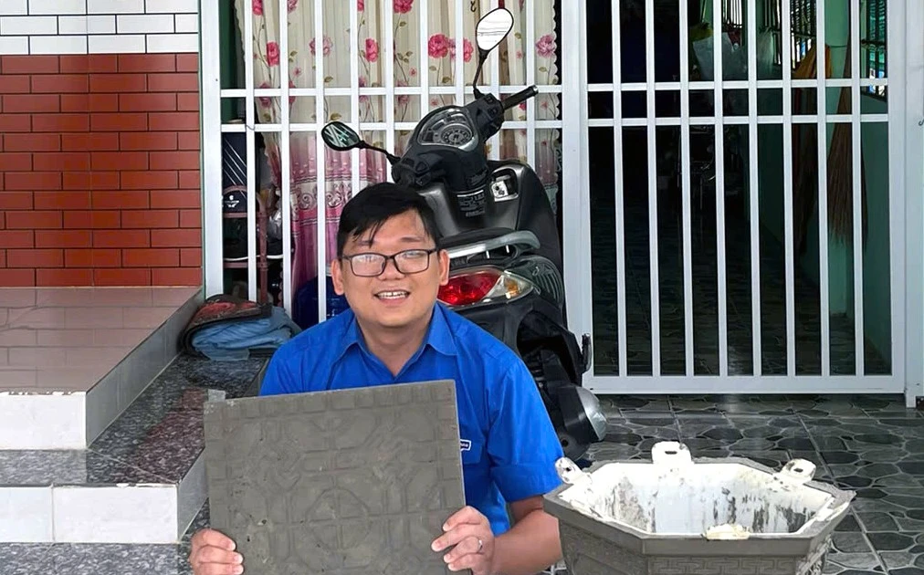 Bí thư Đoàn biến rác thải thuỷ tinh thành chậu cây, gạch lát vườn