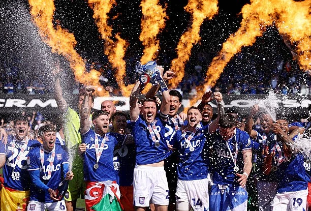 'Chuyến tàu lượn cảm xúc' đưa Ipswich Town trở lại Premier League