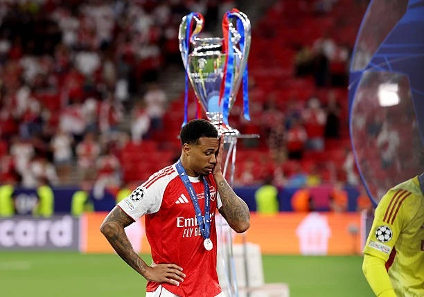 Declan Rice bảo vệ hai cầu thủ Arsenal sút hỏng luân lưu