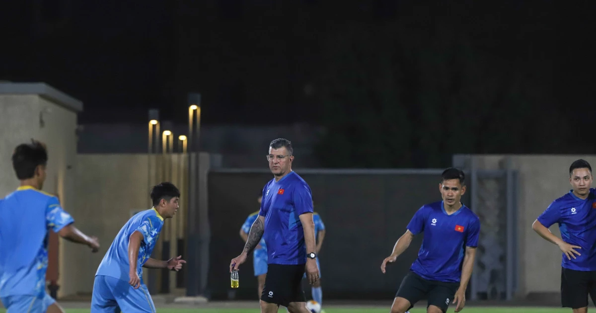 HLV Cristiano Roland lên dây cót tinh thần cho U17 Việt Nam trước trận quyết đấu U17 UAE