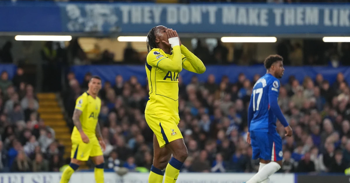 Tottenham gục ngã trước Chelsea, cuộc đua trụ hạng kéo dài tới vòng cuối