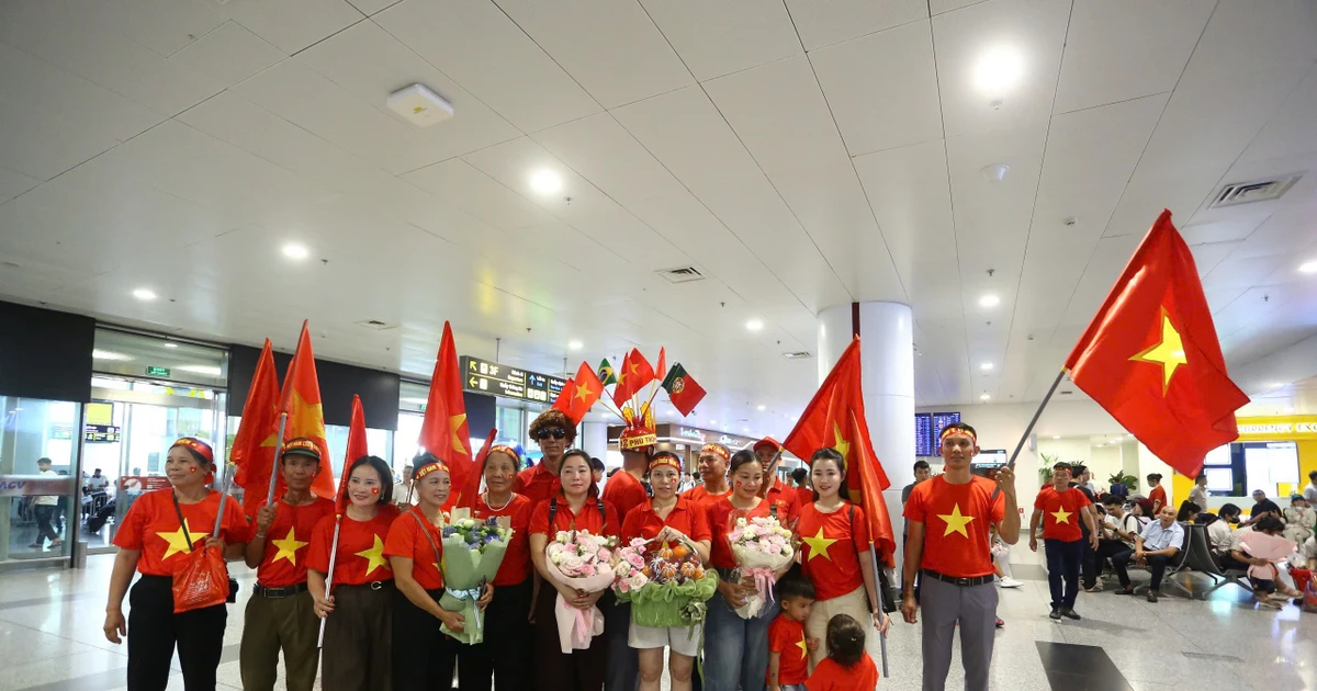 U17 Việt Nam bất ngờ trước vòng vây người hâm mộ ngày trở về sau kỳ tích World Cup