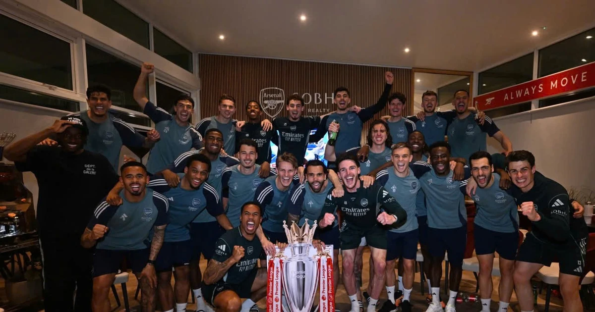 Sau 22 năm chờ đợi, Arsenal trở lại đỉnh Premier League trong đêm bùng nổ cảm xúc