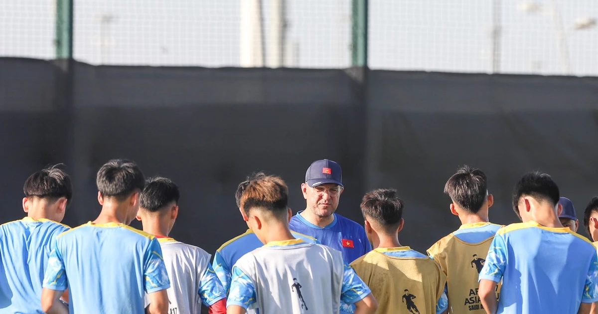 U17 Việt Nam vào guồng tại Jeddah, HLV Cristiano Roland gửi 'tối hậu thư'