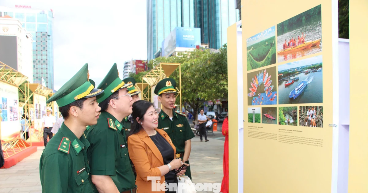 Khai mạc triển lãm ảnh ở phố đi bộ Nguyễn Huệ