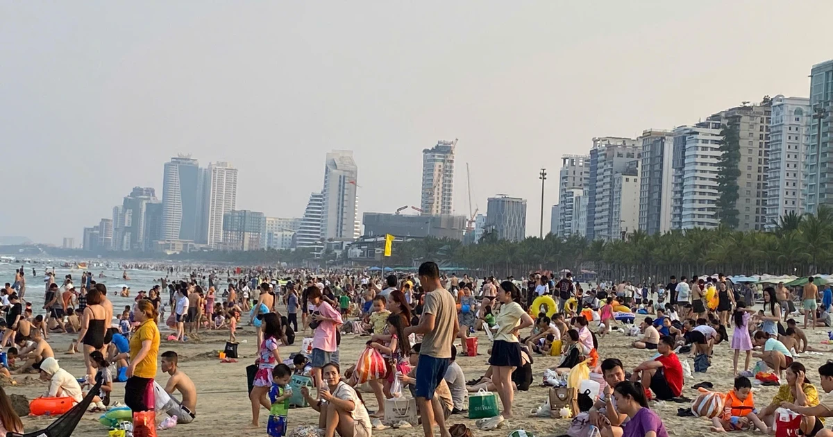Đông nghịt người tắm biển Đà Nẵng 'giải nhiệt'