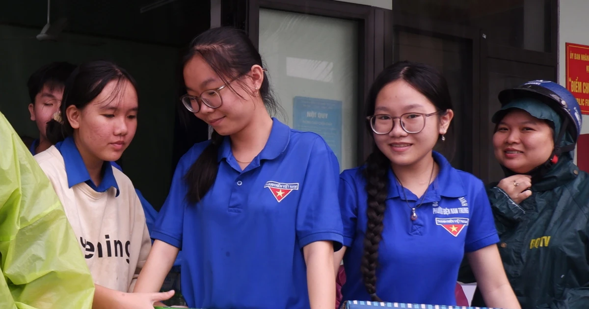 Áo xanh ở 'đỉnh lũ' Đà Nẵng chung tay ứng cứu người dân