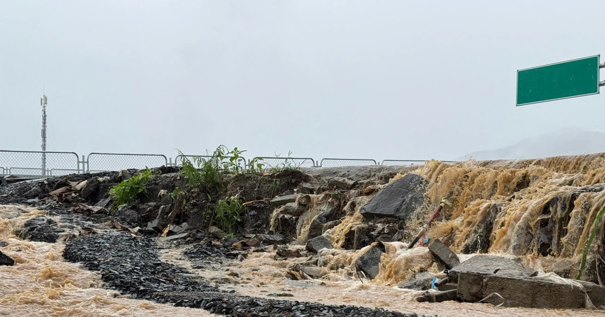 Thi công dang dở khiến nước từ đường gom cao tốc chảy xối xả vào nhà dân