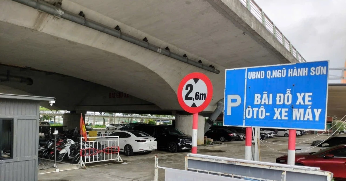 Gầm cầu thành bãi đỗ xe ngay giữa trung tâm Đà Nẵng