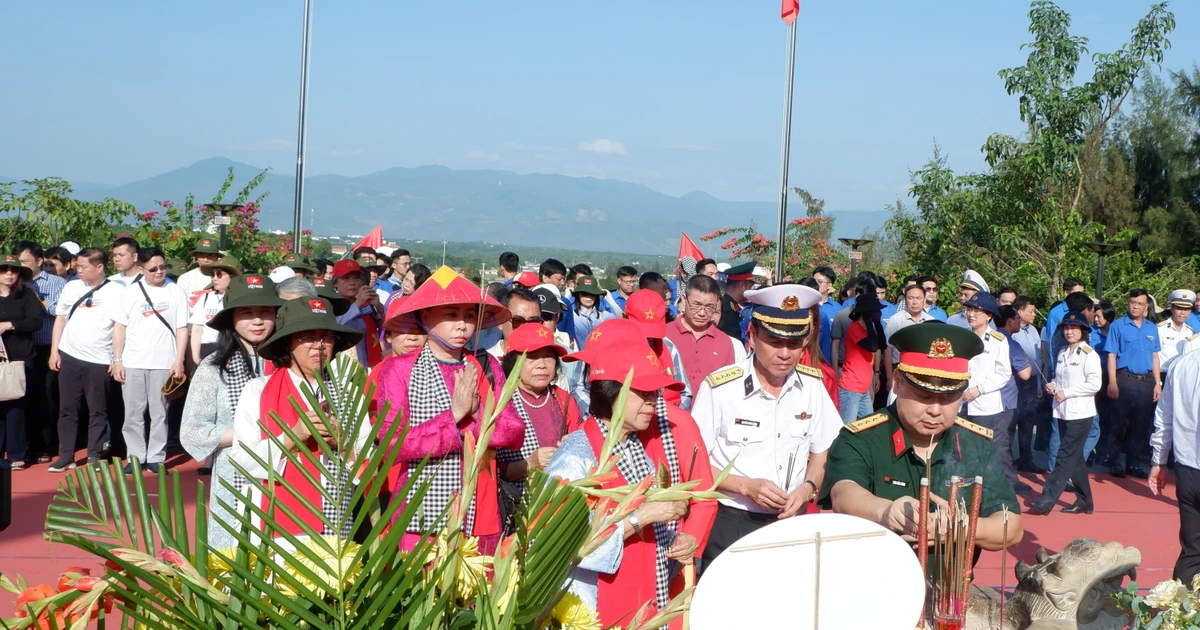 Đoàn 'Hành trình Tuổi trẻ vì biển đảo quê hương' dâng hương tưởng niệm các chiến sĩ Gạc Ma