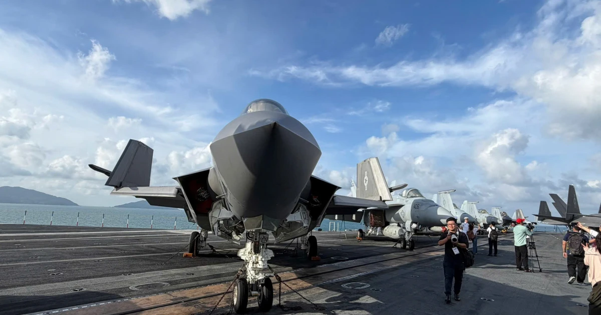 Ngắm dàn tiêm kích khủng trên tàu sân bay USS George Washington đang ở Đà Nẵng