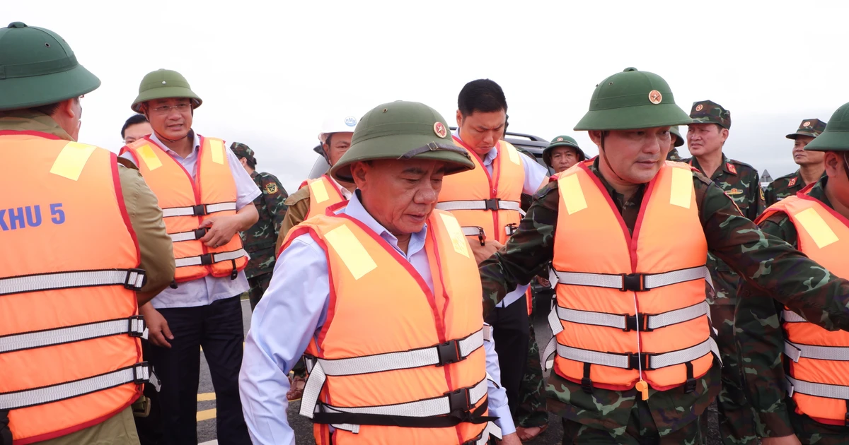 Thường trực Ban Bí thư Trần Cẩm Tú: Đảm bảo an toàn tính mạng người dân vùng lũ là trên hết