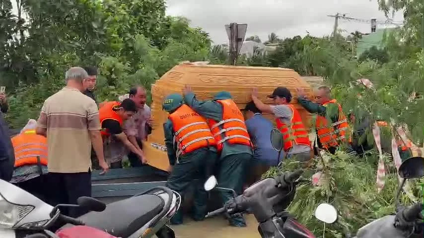 Bộ đội vượt lũ giúp chuyển linh cữu ra khỏi vùng ngập, cứu người bệnh giữa mưa trắng trời Đà Nẵng