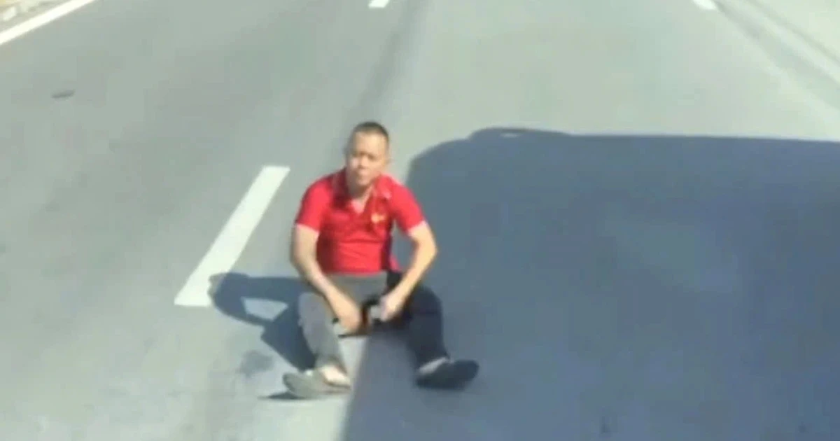 Hé lộ nguyên nhân, phụ xe ngồi bệt giữa đường chặn đầu ô tô ở Đà Nẵng